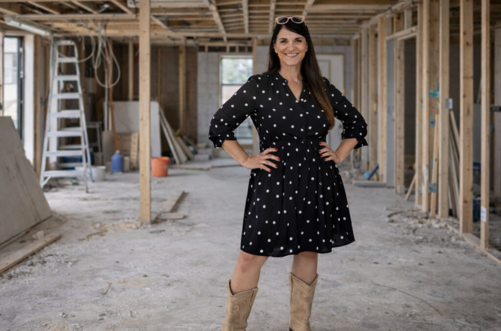 Katja Marocke freundlich lächelnd auf einer Baustelle