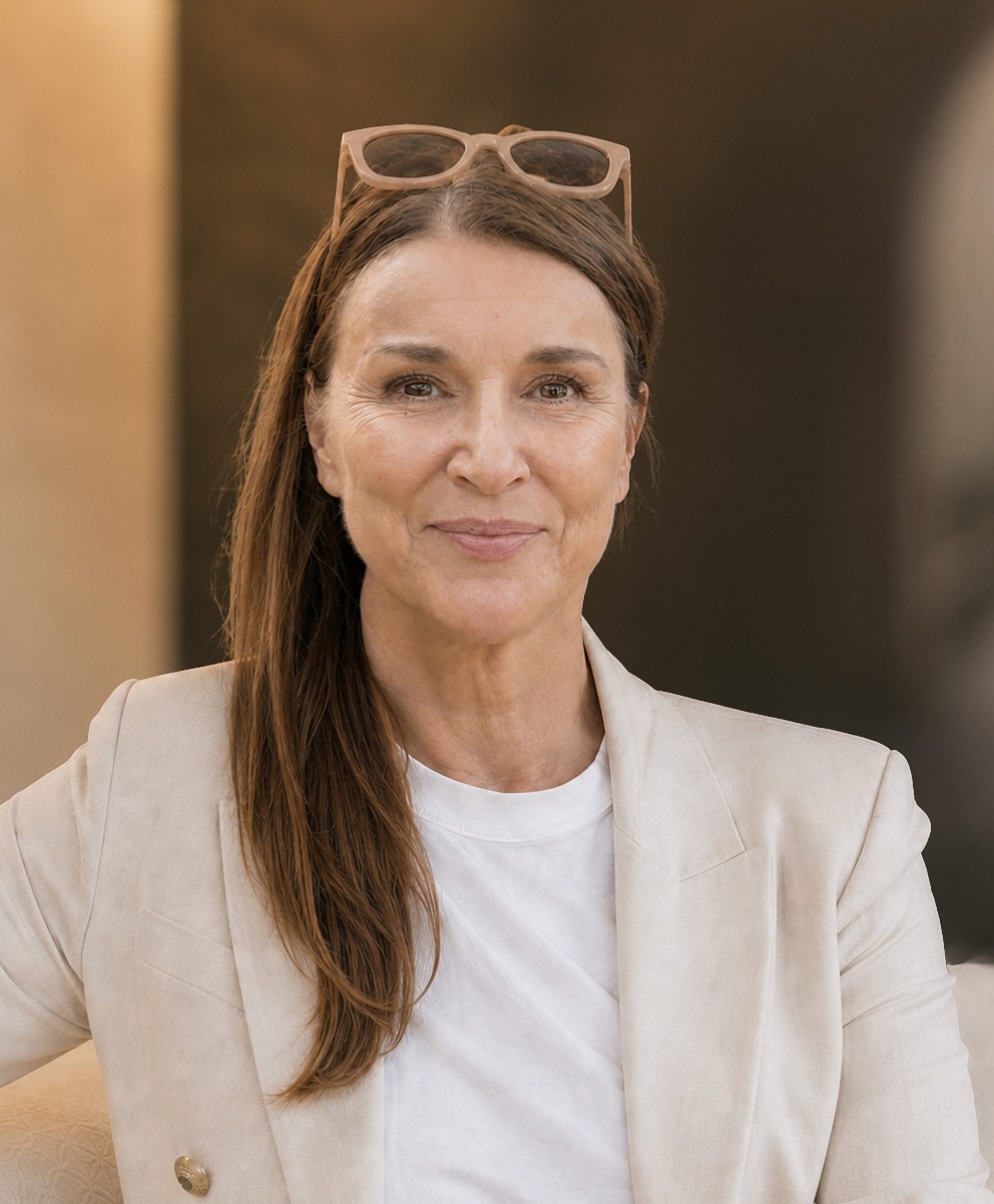 Katja hochkant Porträt von Katja A. Marocke im hellen Blazer