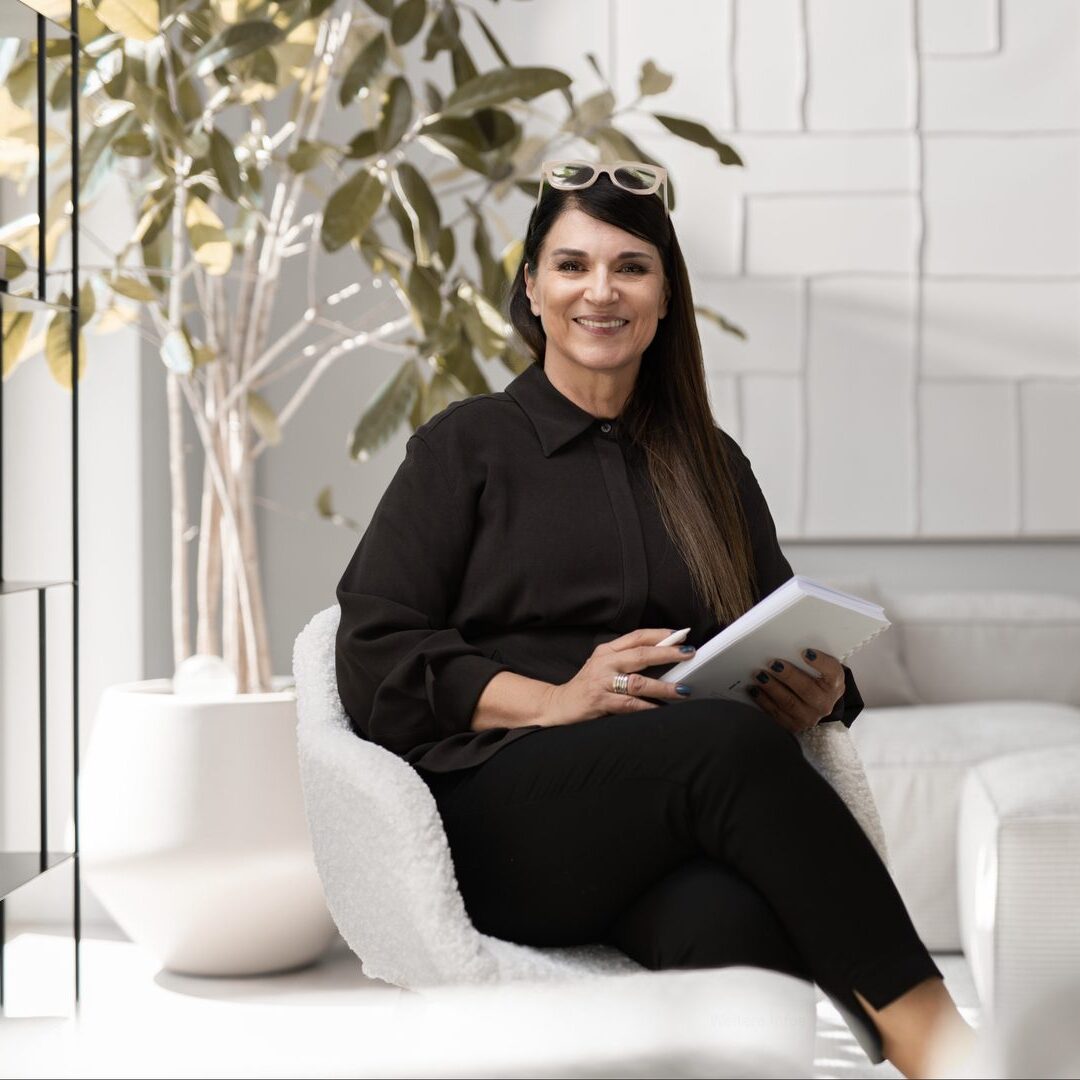 Arbeitsfoto von Katja A. Marocke bei der Vorbereitung eines Kundentermins. In der IDA geht es um Sichtbarkeit, Vergleichbarkeit der Leistungen und wie passende Anfragen entstehen – ohne Kaltakquise und ohne „laut“ zu wirken.