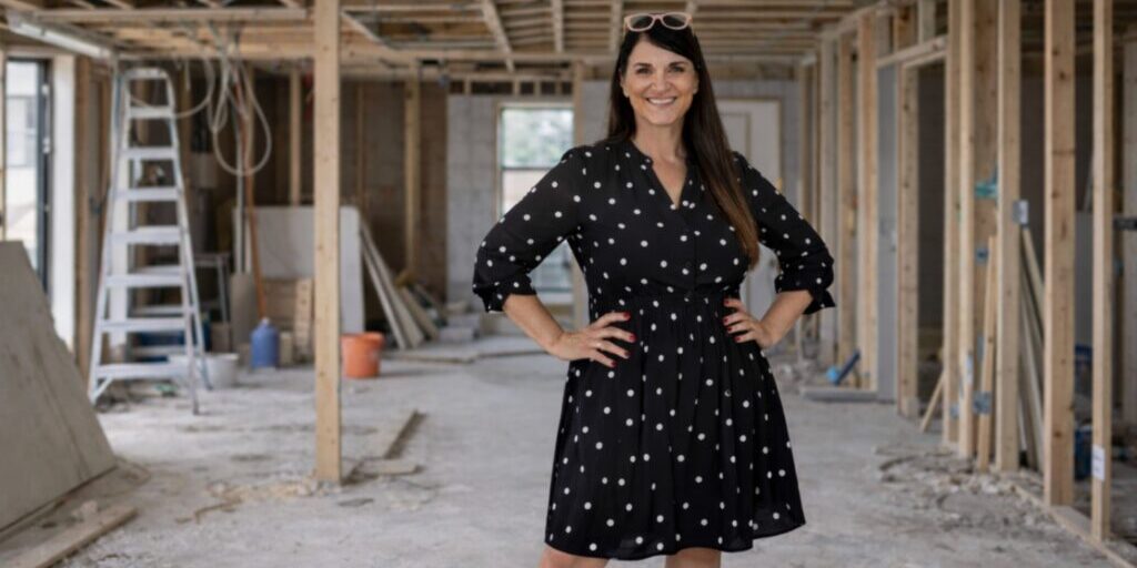 Katja Marocke als Mentorin für Interior Designerinen, hier auf einer entkernten Baustelle