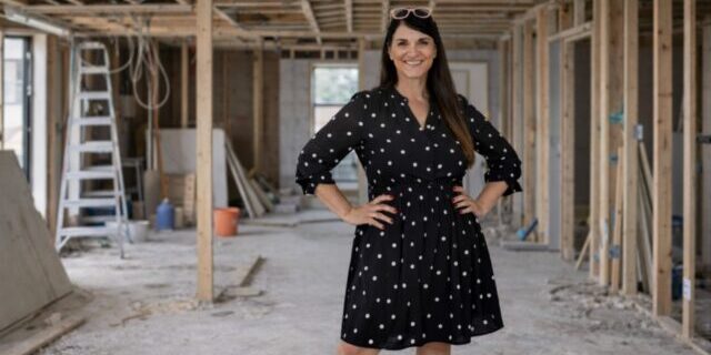 Katja Marocke als Mentorin für Interior Designerinen, hier auf einer entkernten Baustelle