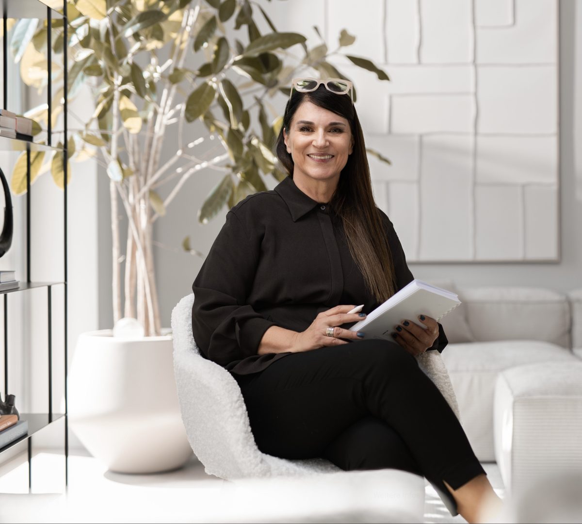 Arbeitsfoto von Katja A. Marocke bei der Vorbereitung eines Kundentermins. In der IDA geht es um Sichtbarkeit, Vergleichbarkeit der Leistungen und wie passende Anfragen entstehen – ohne Kaltakquise und ohne „laut“ zu wirken.