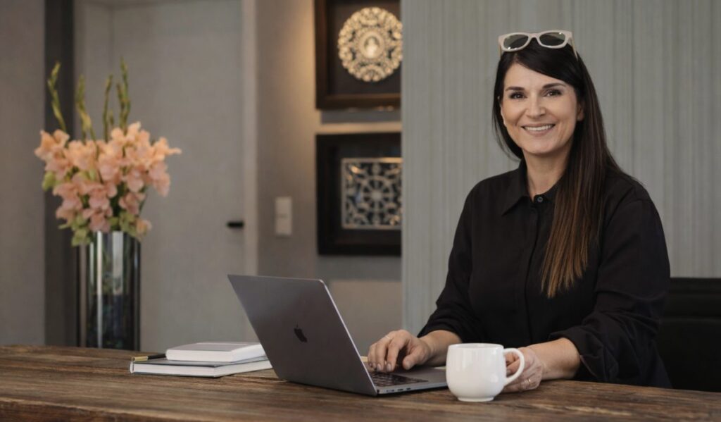 Portrait aus dem Arbeitsalltag. Die Interior Designers Academy unterstützt bei Kundengewinnung, Sichtbarkeit und Empfehlungsmarketing, damit regelmäßig passende Anfragen kommen – und du nicht über Druck oder Kaltakquise arbeitest.